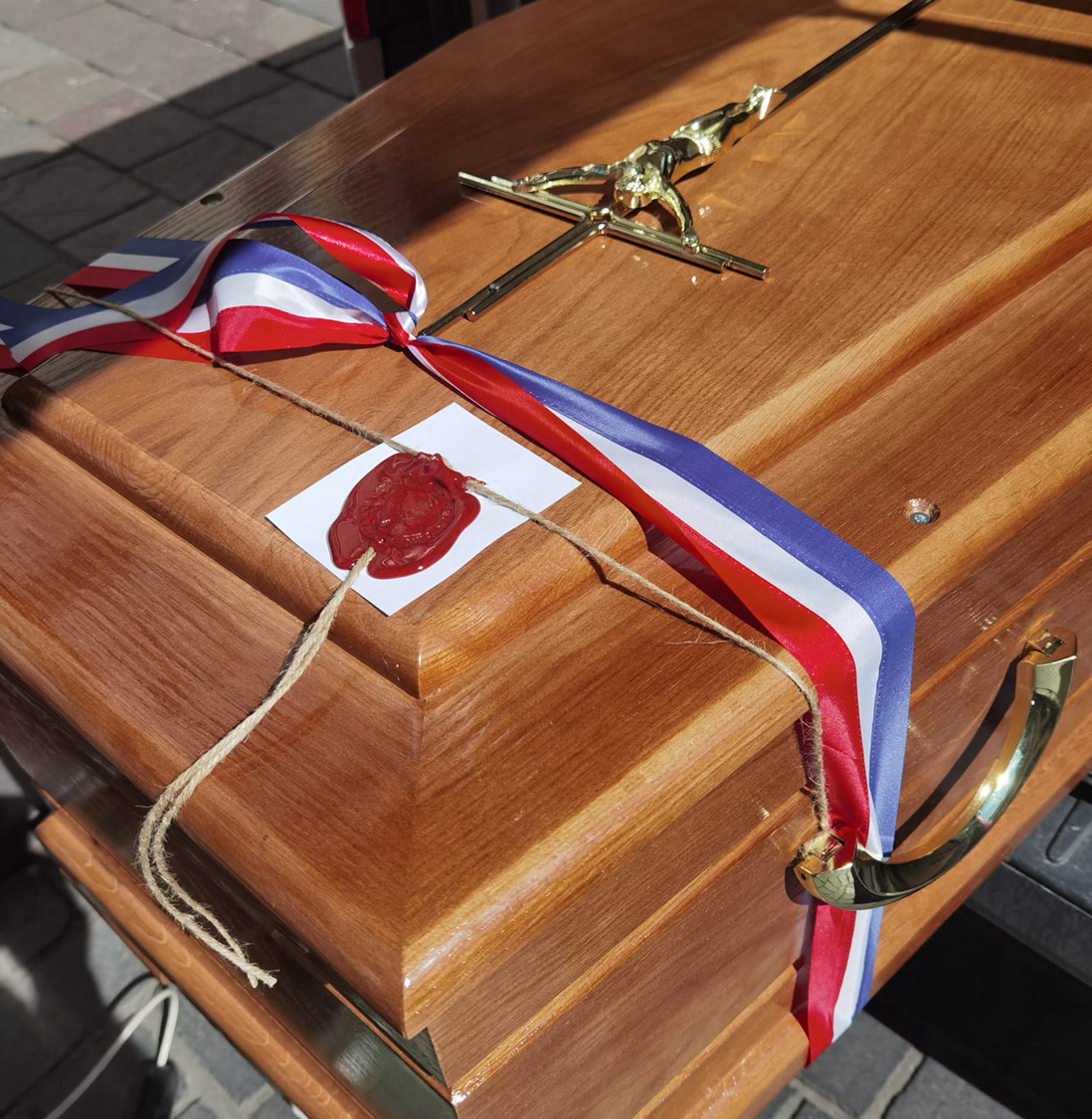 Труни та урни