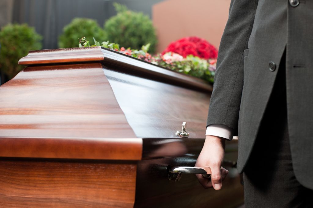 Czym różni się trumna kremacyjna od tradycyjnej i jaką wybrać?